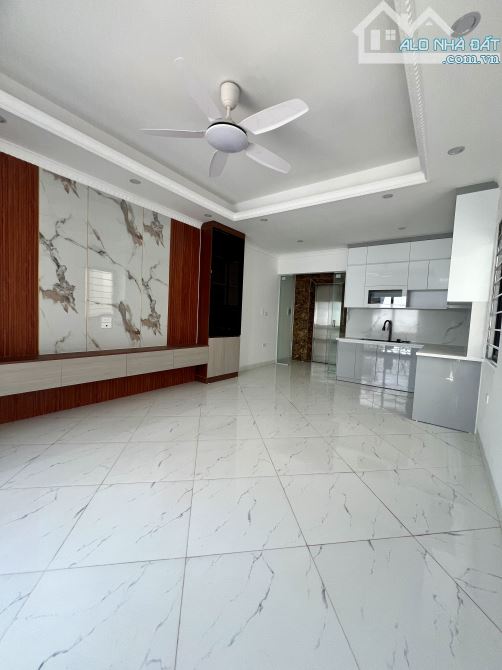 Bán nhà Giang Biên 5 tầng 45m mới đẹp, oto đỗ cửa giá 7 tỷ hơn - 2