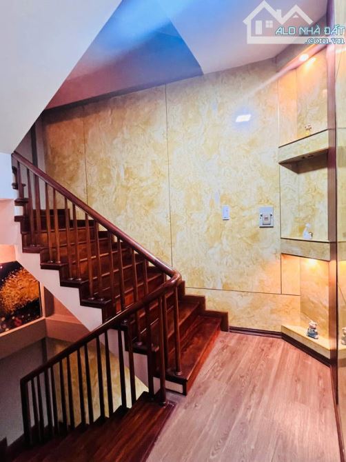 Cần bán nhà phố Kim mã Ba đình 35 m2 5 tầng 4m mặt tiền