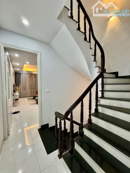 Nhà bán Phạm Ngọc Thạch, 5 tầng, Ô tô đỗ, thang máy, chưa tới 15 tỷ - 3