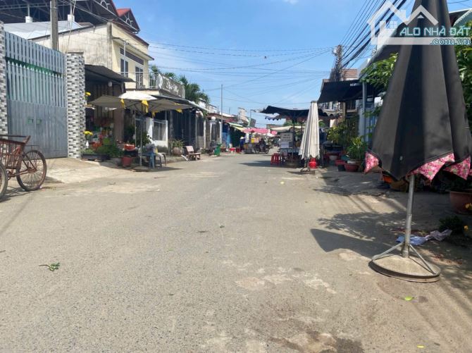 Giá ngộp.. 8 tỷ. Bán đất mặt tiền đường nhựa phường Bửu Long,BH. 8,5x42 373m. SHR - 3