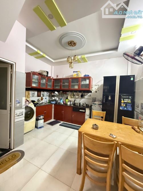 HUỲNH VĂN NGHỆ - TÂN BÌNH - NHÀ 2 TẦNG - 43 M2 - VUÔNG A4 - TẶNG NỘI THẤT - NHỈNH 3 TỶ. - 3