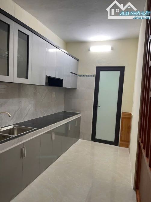 Bán Nhà Hóc Môn : 1 trệt - 1 lầu ( 5x11m ) - 3PN - 3WC - SHR . Giá 1 tỷ 750 - 4