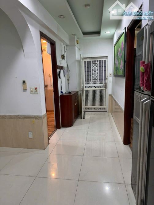 Cần bán chung cư H3 đường Hoàng Diệu P.6 Quận 4 : -	Diện tích 75m2, 2PN 1WC -	Nhà trống - 5
