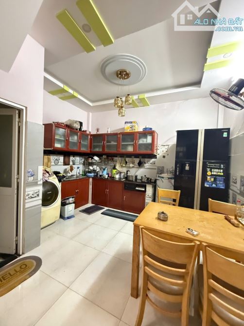 HUỲNH VĂN NGHỆ - TÂN BÌNH - NHÀ 2 TẦNG - 43 M2 - VUÔNG A4 - TẶNG NỘI THẤT -  3 TỶ 9 - 5