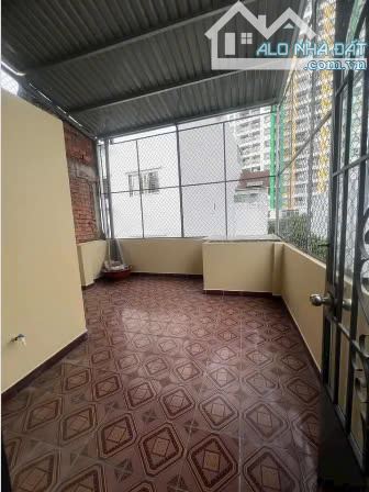 NGAY TÂN SƠN NHÌ SÁT MẶT TIỀN TRẦN HƯNG ĐẠO - 3TẦNG - 51M2(4x13) - HẺM 8M THÔNG. HƠN 8 TỶ - 5