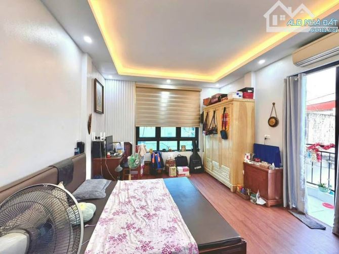 Nhà đẹp ở ngay Thịnh Quang Đống Đa. Sổ 31m, 5 tầng MT4m Giá 7 tỷ - 6