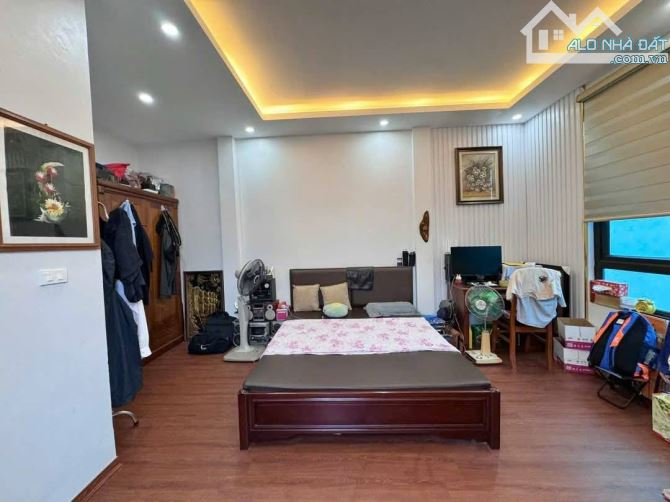 Nhà đẹp ở ngay Thịnh Quang Đống Đa. Sổ 31m, 5 tầng MT4m Giá 7 tỷ - 7