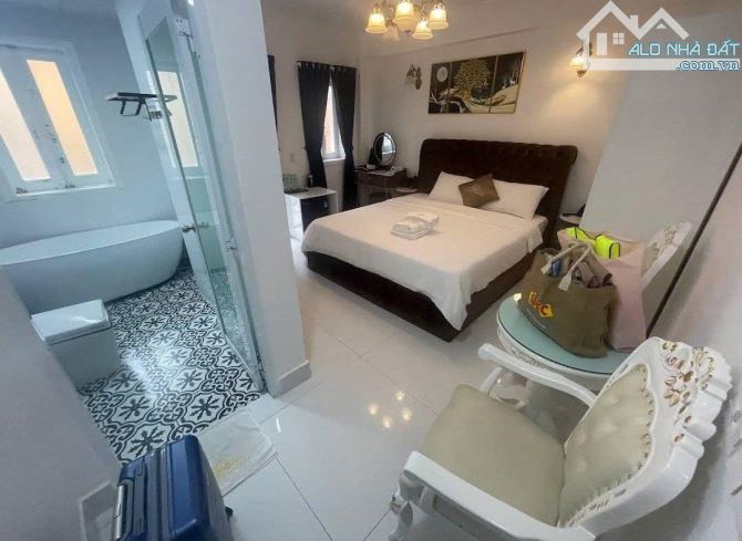 BÁN KHÁCH SẠN CÁCH BIỂN 50M ĐI BỘ MT PHAN VĂN TRỊ VŨNG TÀU 6 TẦNG DT SÀN 574M2 GIÁ 27 TỶ - 8