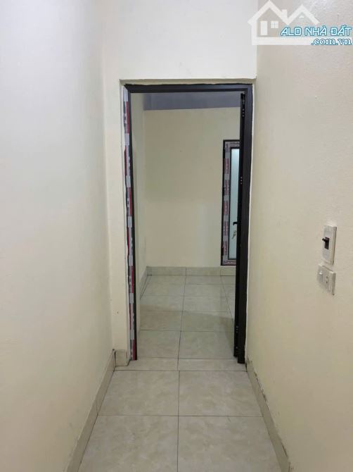 Bán Nhà Hóc Môn : 1 trệt - 1 lầu ( 5x11m ) - 3PN - 3WC - SHR . Giá 1 tỷ 750 - 9