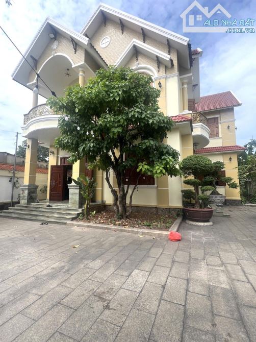 Bán BIỆT THỰ 555m2 Đông Hòa, FULL nội thất Gỗ quý hiếm,cực kì mát