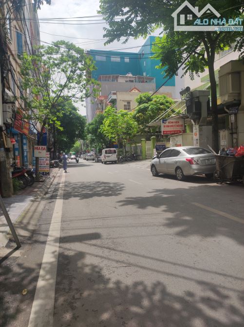 Bán gấp! Nguyễn Khuyến, Văn Quán 90m2*5 tầng, ô tô tránh, vỉa hè, nội thất xịn, hơn 19 tỷ