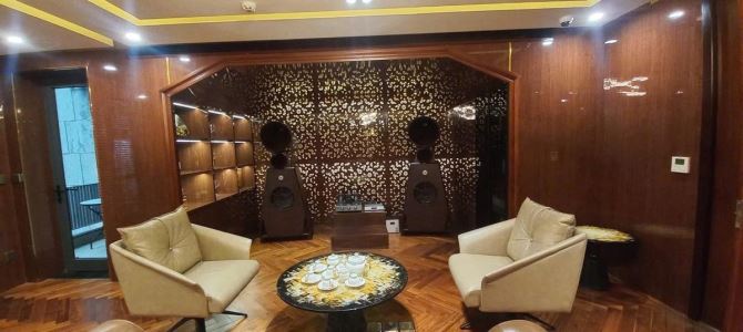 BÁN NHÀ TRUNG KÍNH – PHÂN LÔ Ô TÔ TRÁNH – FULL NỘI THẤT GỖ HƯƠNG – GIÁ ĐẸP