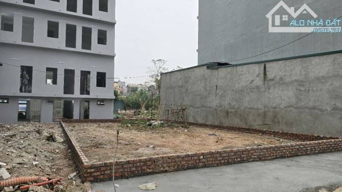 Bán đất gần cổng đô thị Hinode Royal Park, 140 m2, giá tốt.