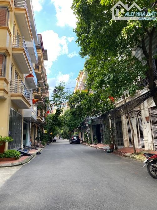 BÁN NHÀ PHÂN LÔ VÍP PHÙNG CHÍ KIÊN CẦU GIẤY 80M 6 TẦNG VỈA HÈ ÔTÔ TRÁNH GIÁ 28 TỶ