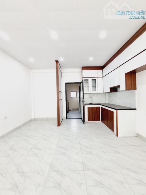 Nhà dân mới xây 5 tầng, 41m ô tô qua nhà, thang máy nhập khẩu, gần chợ Hà Đông