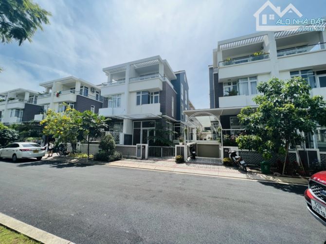 Nhà ngay Huỳnh tấn phát  Quận 7 - ven sông - 7.4x18 - Hầm trệt 3 lầu - 19,5 tỷ SHR