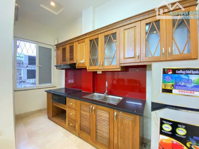 Cho Thuê CCMN Mặt Phố Khâm Thiên Đống Đa 30m2 1K1N Cửa Sổ Full Nội Thất Ô Tô Đỗ Thang Bộ