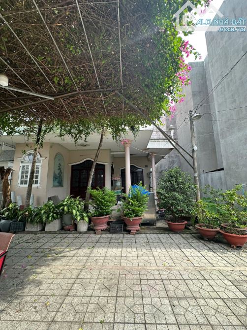 Nhà cấp 4 SHR 201m2 đường 138 Tân phú Q9 ngang bề thế 10m