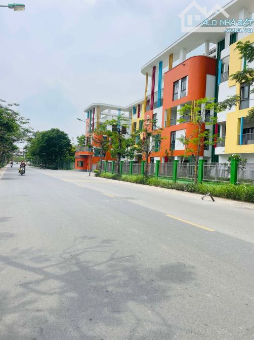 BÁN NHÀ GIANG BIÊN 36M2 5T Ô TÔ ĐỖ CẠNH NHÀ, HÀNG XÓM VINCOM LONG BIÊN 5.X TỶ