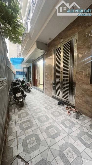 Bán nhà Nguyễn Văn Huyên - Trung tâm Cầu Giấy, Bãi xe đầu ngõ