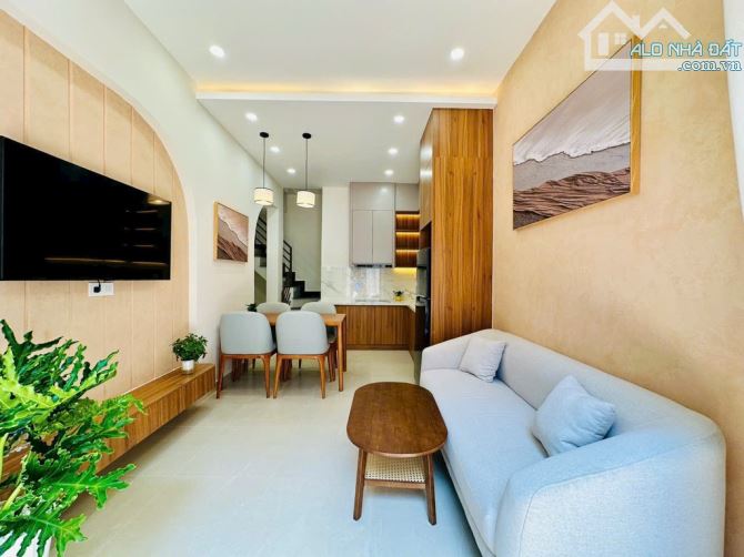 Bán nhà nở hậu P.1 Bình Thạnh, Full nội thất sang xịn mịn, có ban công, nhỉnh 4 tỷ