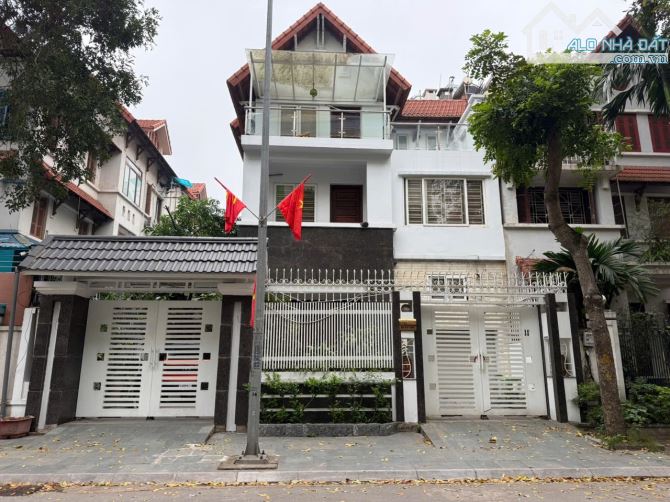 Bán gấp biệt Thự Việt Hưng 200mx4tầng - Mặt Phố ô tô tải tránh, xung quoanh 3 vườn hoa