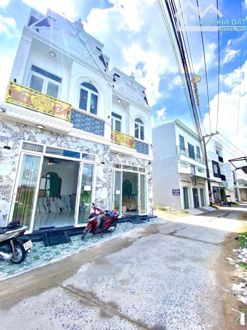 NHÀ TRỆT LẦU CÓ VIEW NHÌN RA SÔNG MÁT MẼ, GẦN ĐH FPT & NAM CẦN THƠ, BV NHI TP.CẦN THƠ