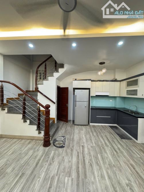 Cần bán nhà phố Ngọc Thuỵ 32m2 - 5 tầng - mặt tiền rộng - nhà đẹp - ô tô vừa đỗ cửa - 1