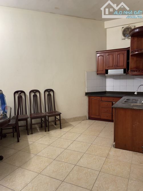 Bán căn hộ tập thể Láng Hạ, căn góc diện tích rộng, gần phố, ô tô đỗ, sổ đỏ khủng - 1