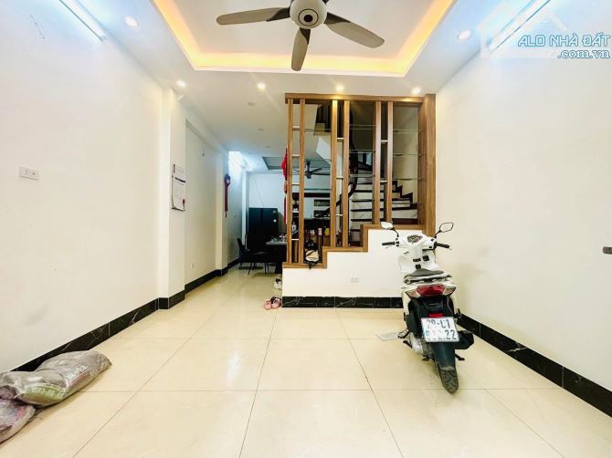 Bán nhà Nguyễn Văn Huyên - Trung tâm Cầu Giấy, Bãi xe đầu ngõ - 1