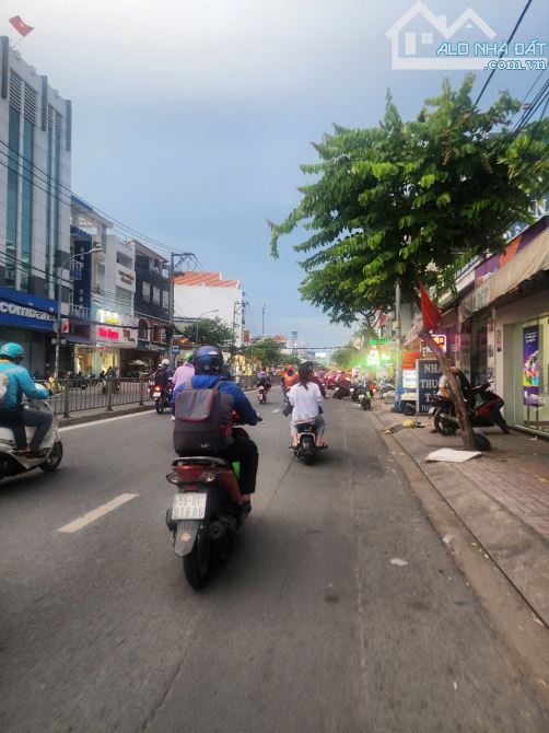 MẶT TIỀN KINH DOANH NGAY TỈNH LỌ 10 VÀI BƯỚC QUA KHU SẦM UẤT TÊN LỬA DT 200M2 CHỈ 16 TỶ - 1