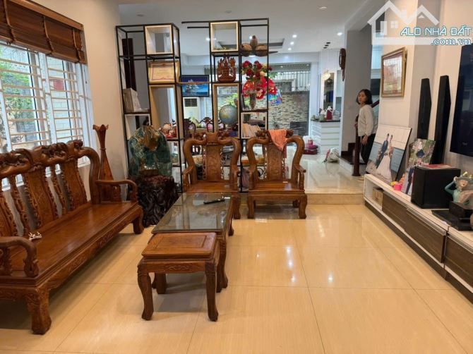 Bán nhà khu đô thị Việt Hưng 198m2 xây 4 tầng , gara ô tô , vỉa hè rộng đường ô tô tránh - 1