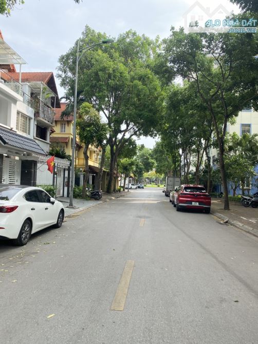Bán nhà khu đô thị Việt Hưng 198m2 xây 4 tầng , gara ô tô , vỉa hè rộng đường ô tô tránh - 13