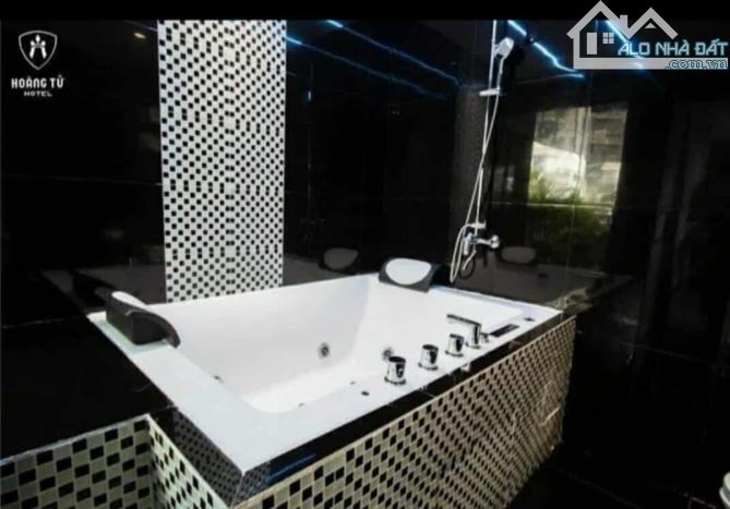 Bán Khách Sạn Hoài Thanh,3 Thoáng. 200m,5 tầng,Giá 69 Tỷ - 2