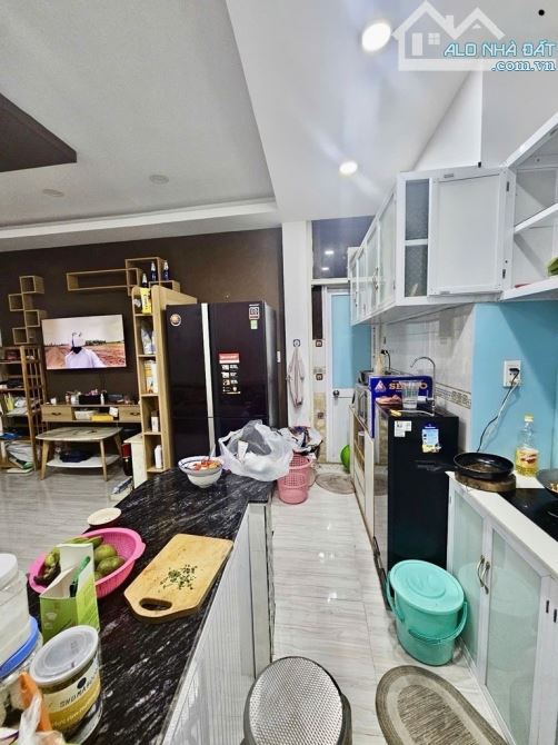 Bán gấp nhà đẹp ở ngay Âu Dương Lân, xe hơi đỗ cửa, gần mặt tiền, 100m2, nỡ hậu. - 2
