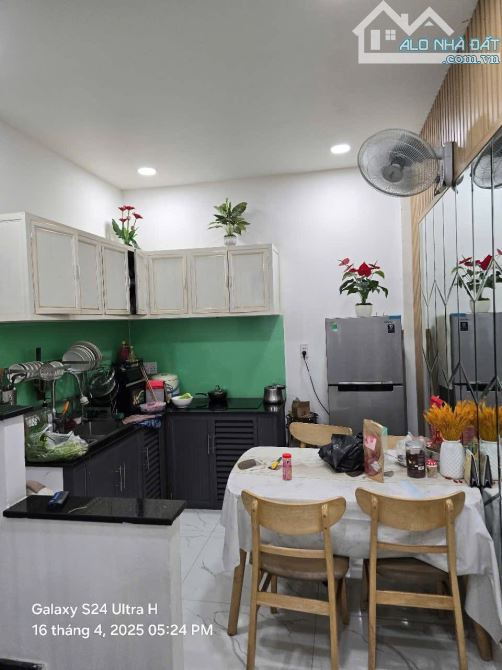 Nhà đẹp, mới hẻm xe hơi vừa ở vừa làm spa Nguyễn Văn Quá, 2 tầng BTCT - chỉ 3.xx tỷ - 2