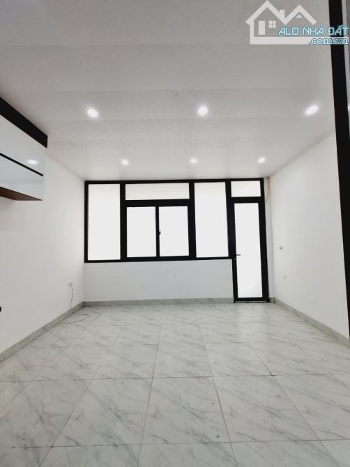 Nhà dân mới xây 5 tầng, 41m ô tô qua nhà, thang máy nhập khẩu, gần chợ Hà Đông - 2