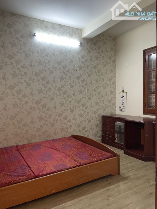Bán căn hộ tập thể Láng Hạ, căn góc diện tích rộng, gần phố, ô tô đỗ, sổ đỏ khủng - 2