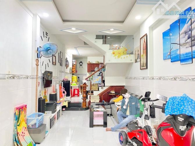 TÂN BÌNH -  Ô TÔ ĐỖ CỬA - SÁT MẶT TIỀN -  51M2 - 2 TẦNG BTCT - 5 TỶ HƠN - 2