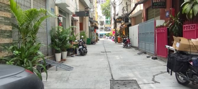 Bán CHDV ngang 6m ngay mặt tiền Trần Hưng Đạo, P.PNL, Quận 1, 4L  - giá chỉ 8 tỷ - 2