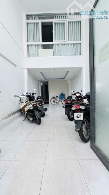 CHDV 8 phòng Q.3 - HXH Nam Kỳ Khởi Nghĩa - 70m2 - 5 tầng - 13.8 tỷ - dòng tiền 60tr/tháng - 2