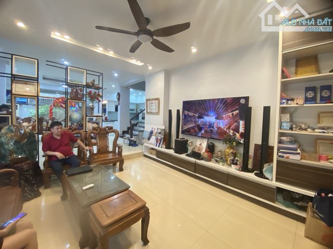 Bán nhà khu đô thị Việt Hưng 198m2 xây 4 tầng , gara ô tô , vỉa hè rộng đường ô tô tránh - 2