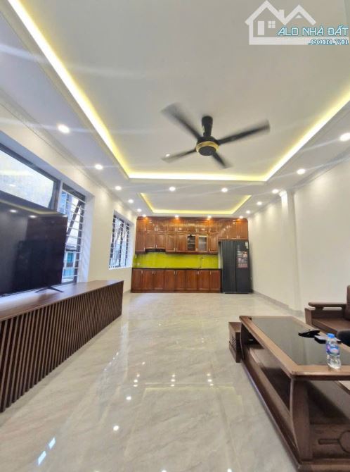 NHÀ PHỐ THẠCH BÀN - ÔTÔ VÀO NHÀ - 6 TẦNG THANG MÁY - GẦN HỒ  - 60M2 - MT 11.2M - 13.9 TỶ - 3