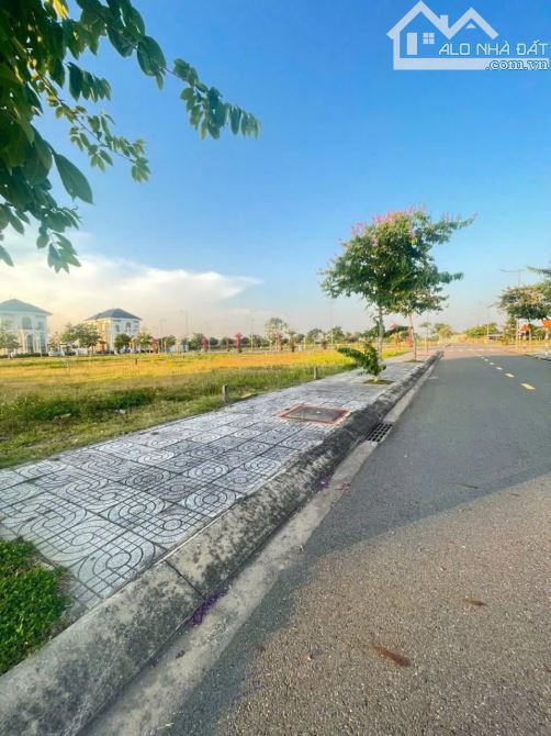 CÔNG CHỨNG NGAY LÔ 100M2 NGAY THÀNH PHỐ SÂN BAY LONG THÀNH - SHR FULL THỔ GIÁ 900TR - 3