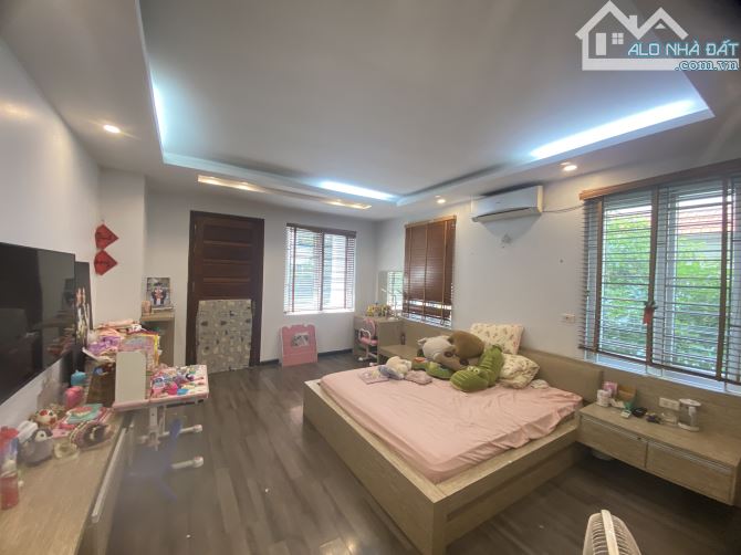 Bán gấp biệt Thự Việt Hưng 200mx4tầng - Mặt Phố ô tô tải tránh, xung quoanh 3 vườn hoa - 3