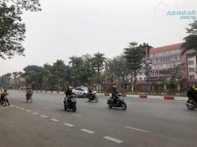 BÁN NHÀ MẶT PHỐ HOÀNG QUỐC VIỆT 90m2 - 6T THANG MÁY - 63 TỶ - LÔ GÓC 3 MẶT - KINH DOANH