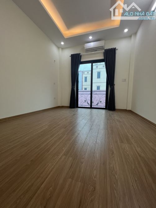 Ngõ thoáng, ngay sát Chợ, Nhà Văn Hóa. Gần Ngã Tư Lê Trọng Tấn - Tố Hữu. Giá nhỉnh 5 tỷ - 4