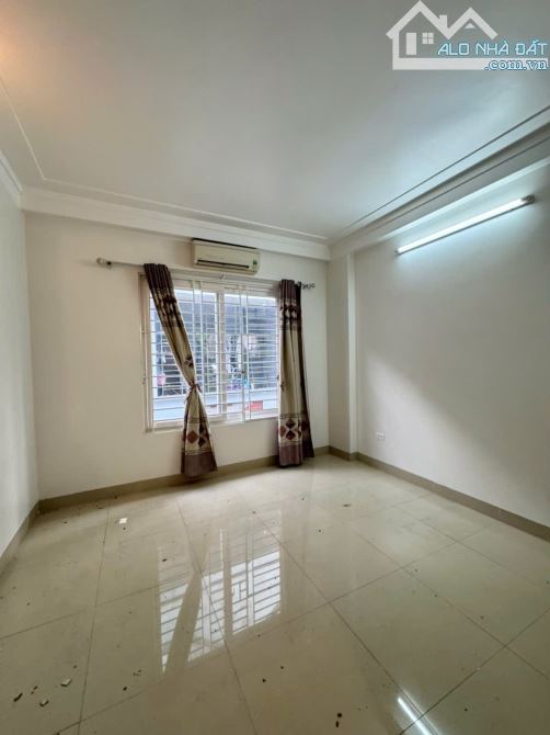 Cần bán nhà phố Ngọc Thuỵ 32m2 - 5 tầng - mặt tiền rộng - nhà đẹp - ô tô vừa đỗ cửa - 4