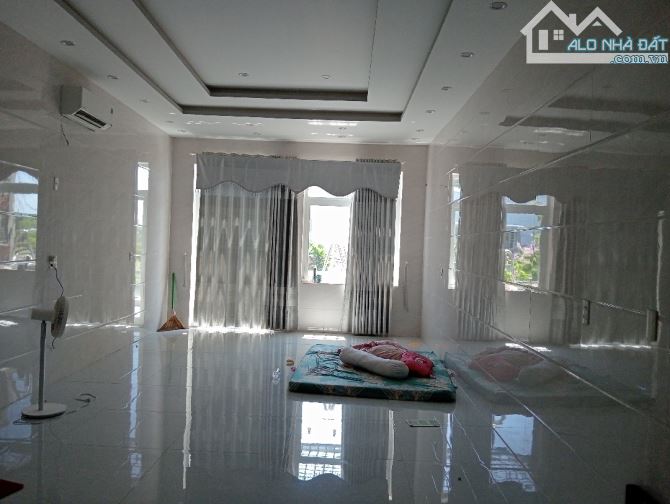 HOT BÁN GẤP NHÀ 3 TẦNG 3 MÊ ĐÚC - NGUYỄN PHƯỚC NGUYÊN DT KHỦNG 157M2 NGANG 5M NHỈNH 7TY - 5