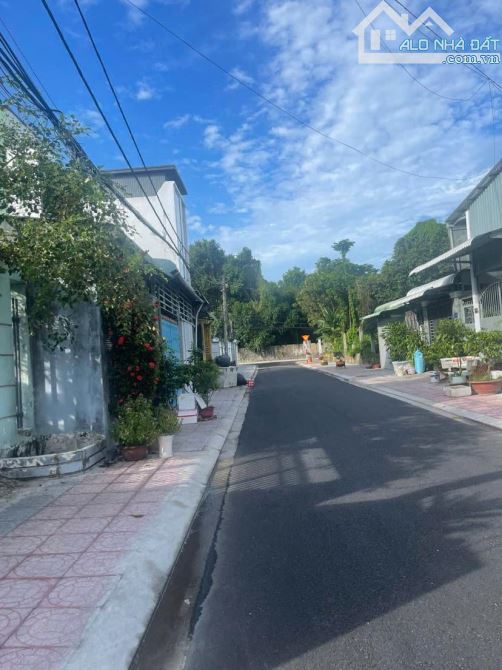 Cho thuê 580 m2 Kho và sân gần chợ An Thới có điện 3 pha - 6